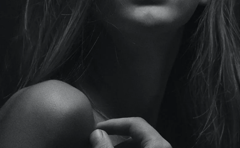 Córka narcystycznej matki – objawy, które utrudniają dorosłe życie