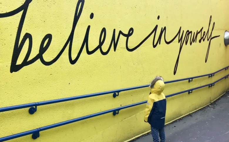 Fałszywe przekonania wyniesione z dzieciństwa – jak nieświadomie sterują Twoim życiem i relacjami