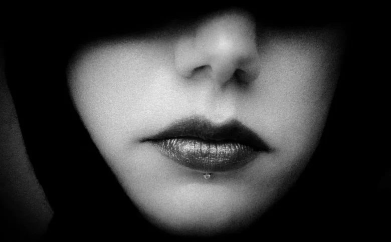 Córka narcystycznej matki. Jak utrata tożsamości prowadzi do pustki i cierpienia